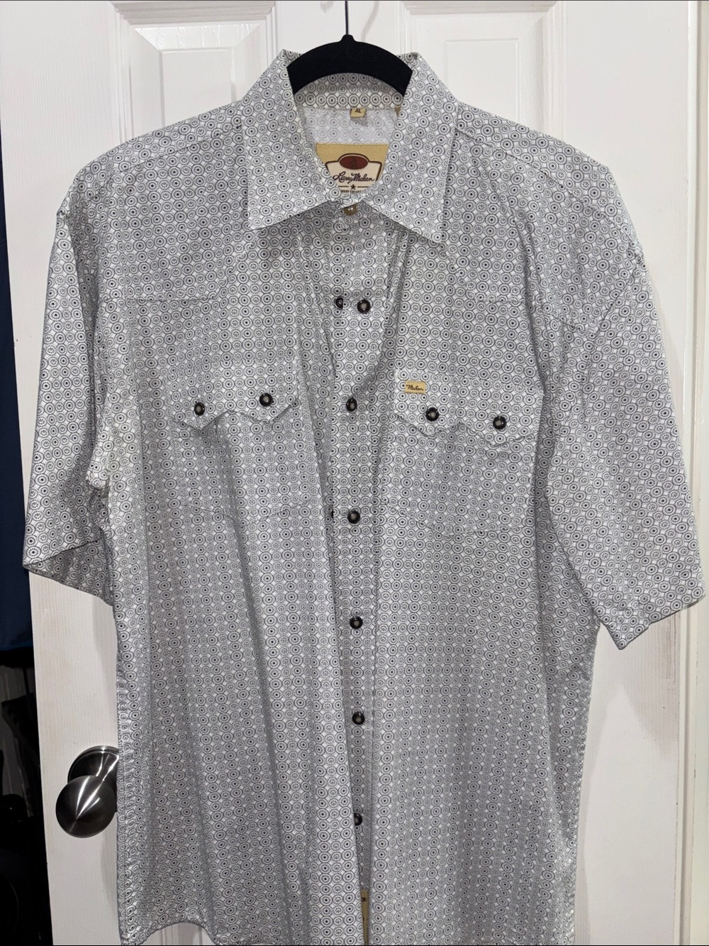 Larry Mahan Short-Sleeve Button-Down Shirt in Light Gray Geometric Print